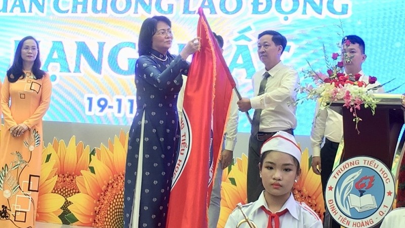 Vice President Dang Thi Ngoc Thinh presents first-class Labour Order to Dinh Tien Hoang Primary School. (Photo: VOV)