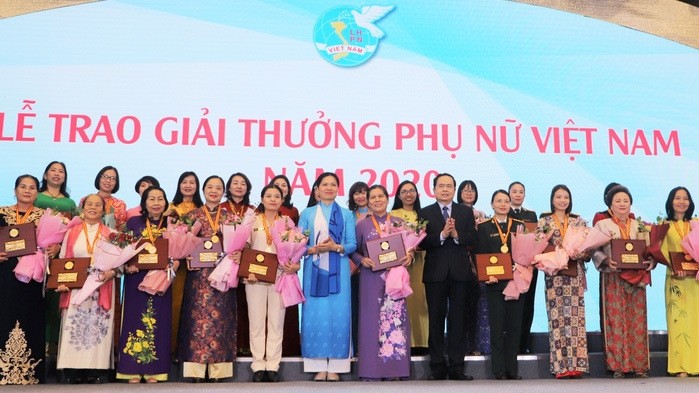 Winners of the 2020 Vietnam Women’s Awards honoured at a ceremony held in Hanoi in October by the Vietnam Women's Union. (Photo: phunuthudo.com.vn)