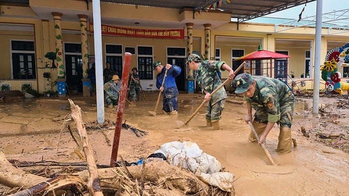 Military forces clear mud from Huong Viet Kindergarten, Huong Viet Commune, Huong Hoa District, Quang Tri Province. (Photo: Vinh Quy)