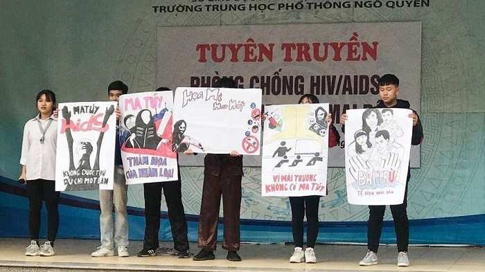 Students of Ngo Quyen High School, Ha Long City, Quang Ninh Province, made propaganda posters on the prevention and control of HIV/AIDS, drug addiction and prostitution. (Photo provided by the school)