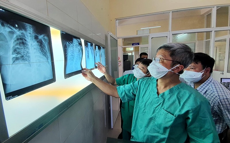 The Sub-Committee on Treatment and leading experts inspect the treatment of COVID-19 patients at Da Nang Lung Hospital. (Photo: Tuan Dung)