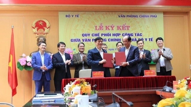 The Ministry of Health and the Government Office sign an agreement on strengthening coordination between the two agencies. (Photo: Thanh Thanh)