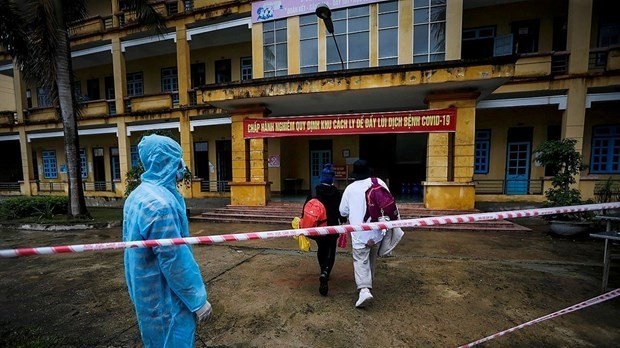 Repatriated overseas Vietnamese enter a quarantine site in Hoa Binh province. (Photo: VNA)