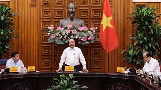Prime Minister Nguyen Xuan Phuc (standing) chairs the meeting (Photo: VNA)
