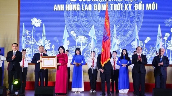 Vice President Dang Thi Ngoc Thinh presents the title "Labour Hero in the Doi Moi period" to Vietnam National University, Ho Chi Minh City. (Photo: qdnd.vn)