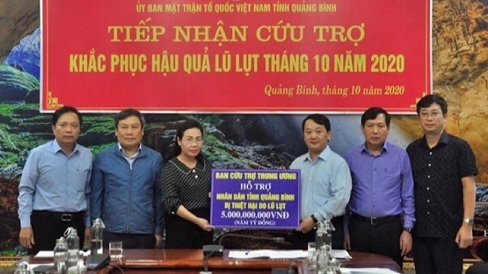The Central Relief Committee awards VND5 billion to support Quang Binh Province in overcoming the damages caused by flooding in October. (Photo: daidoanket.vn)