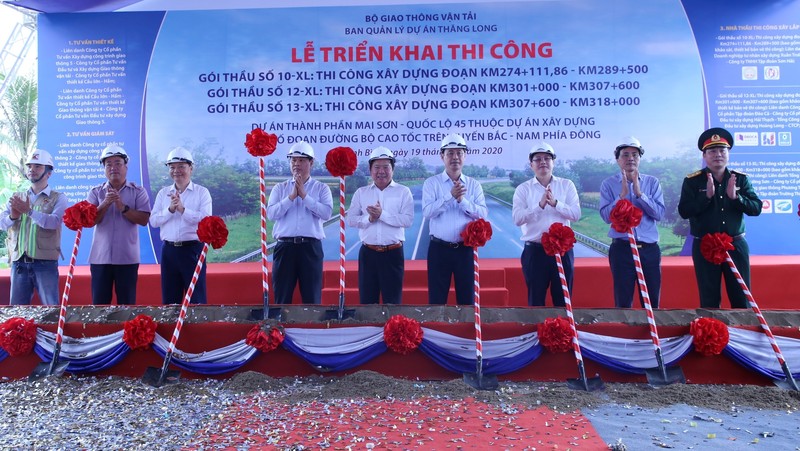 At the ceremony to commence the three packages of Mai Son – National Highway 45 expressway (Photo: VGP)