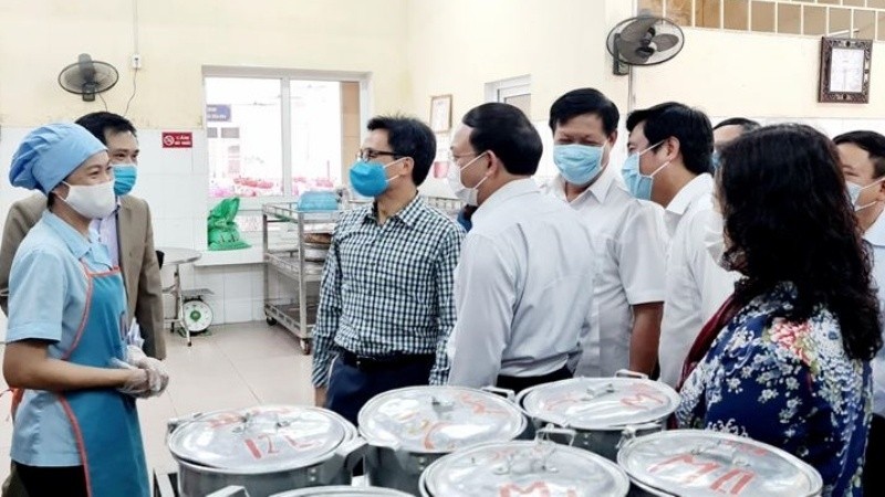 Deputy Prime Minister Vu Duc Dam (C, in caro line t-shirt) inspects the COVID-19 prevention and control at Quang Ninh Ethnic Boarding School. (Photo: NDO/Quang Tho)