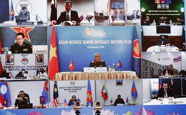 Deputy Defence Minister, Senior Lieutenant General Nguyen Chi Vinh (centre) chairs the online ASEAN Defence Senior Officials’ Meeting Plus on November 19 (Photo: VNA)
