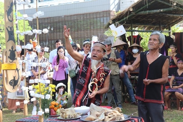 A worshipping ritual of Co Tu ethnic group is re-enacted at the Da Nang Cultural Heritage Festival.