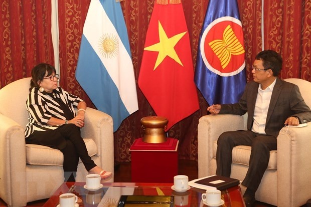 Vietnamese Ambassador to Argentina Duong Quoc Thanh (R) receives Vice President of Solidario Party (PSOL) Julia Perie. (Photo: VNA)