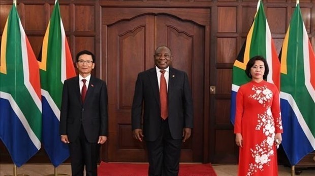 Vietnamese Ambassador to South Africa Hoang Van Loi and his spouse pose for a photo with President of South Africa Cyril Ramaphosa (centre) (Photo: VNA)