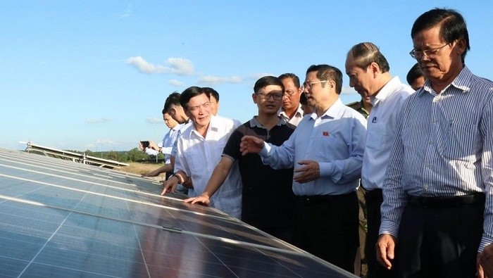 The delegation visits a solar power plant. (Photo: daklak.gov.vn)