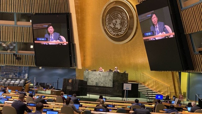 On behalf of ASEAN countries, Ambassador Dang Dinh Quy, head of the Vietnam Mission to the UN, introduces the ASEAN-UN cooperation resolution. (Photo: baoquocte.vn)