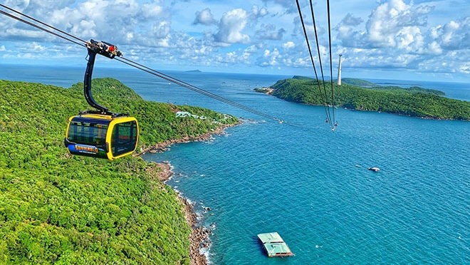 The world's longest sea cable car route to Hon Thom Island, an attractive destination in Phu Quoc.