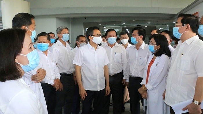 Deputy Prime Minister Vu Duc Dam (C, in white face mask) inspects the prevention and fight against COVID-19 in Long An on November 23, 2020. (Photo: NDO/Thanh Phong)