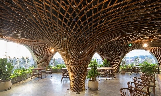 Nocenco Cafe, located on the rooftop of a seven-floor building in central Nghe An Province's Vinh Town, has been honored with the Architecture Master Prize (AMP) from the Farmani Group, an organization that curates and promotes art, design and architecture across the globe. (Photo: VnExpress)