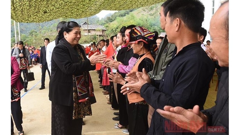 Politburo member and National Assembly Vice Chairwoman Tong Thi Phong shared the joy of the great national solidarity festival with residents in Muong Lum commune, Yen Chau district. (Photo: NDO)