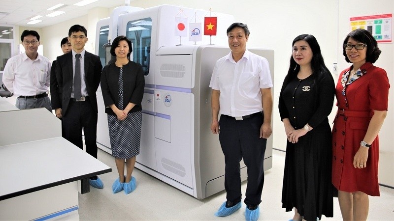 Representatives of JICA present automated PCR system Cobas 6800 to the Vietnam National Hospital of Tropical Diseases. (Photo: JICA)