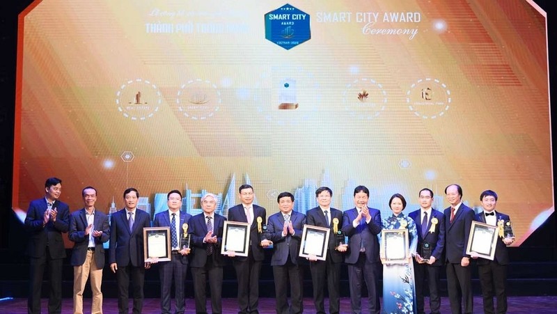 Five best awards were presented to FPT Joint Stock Company, Military-run telecommunications company (Viettel Group), Vietnam Posts and Telecommunications Group (VNPT), Vinhomes Joint Stock Company. And Da Nang City, especially, was the only city to receive the prestigious award for cities.
