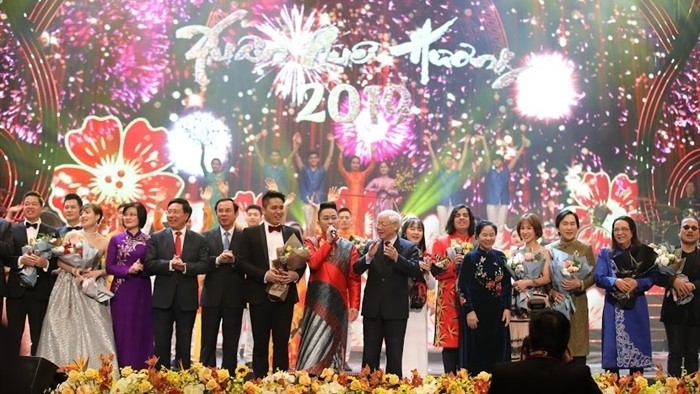Party General Secretary Nguyen Phu Trong and other leaders attending the programme "Homeland Spring" 2019 (Photo: VGP)
