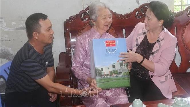 National Assembly Chairwoman Nguyen Thi Kim Ngan presents a gift to 88-year-old Vietnamese Heroic Mother Truong Thi Van (Photo: VNA)