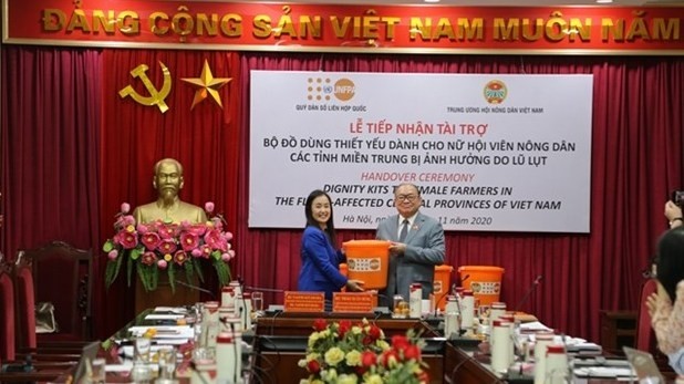 UNFPA Representative in Vietnam Naomi Kitahara (L) hands over the kits to Thao Xuan Sung, Chairman of the Central Committee of Vietnam Farmers’ Union. (Photo courtesy of the UNFPA)