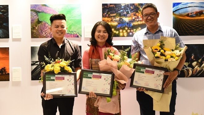 Three photographers wining highest prizes (Photo: cand.com.vn)