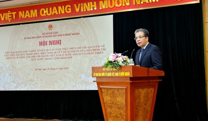 Deputy Minister of Foreign Affairs and Chairman of the State Committee for Overseas Vietnamese Dang Minh Khoi speaks at the meeting.