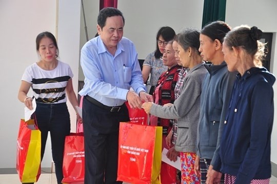 President of the Vietnam Fatherland Front Central Committee Tran Thanh Man presents gifts to local people in Quang Nam Province to help them overcome difficulties and stabilise their lives following the disasters.