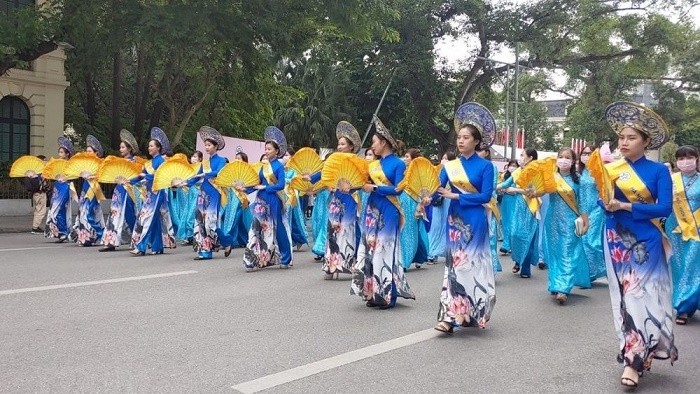 More than 500 women and girls in Ao Dai (Vietnamese traditional dress) join the parade in Hanoi. (Photo: VNA)