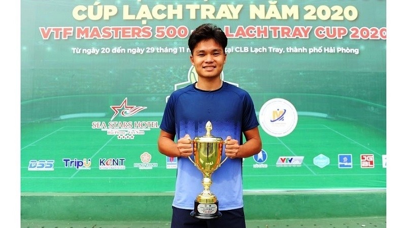 Trinh Linh Giang earned the championship title with his excellent performance against Vietnamese No. 1 player Ly Hoang Nam. (Photo: Vietnam Tennis Federation)