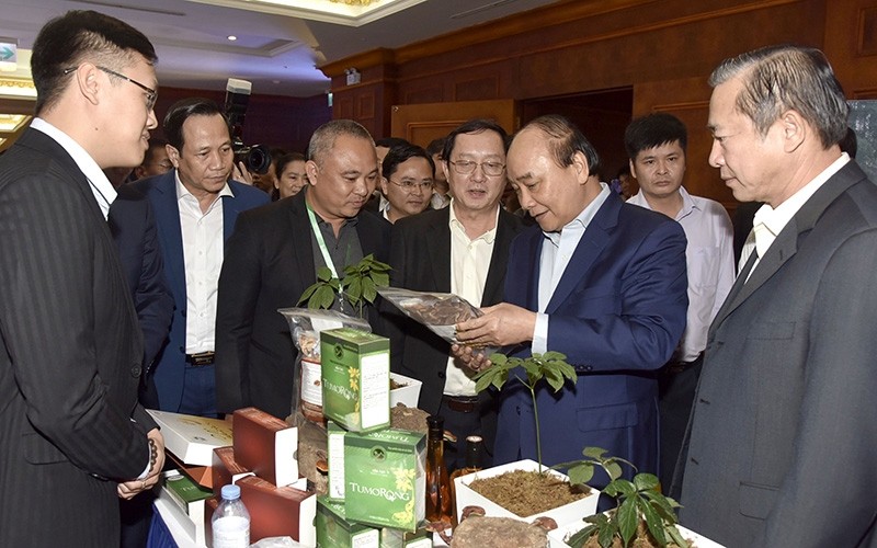 PM Nguyen Xuan Phuc visits a booth showcased at the event. (Photo: NDO)
