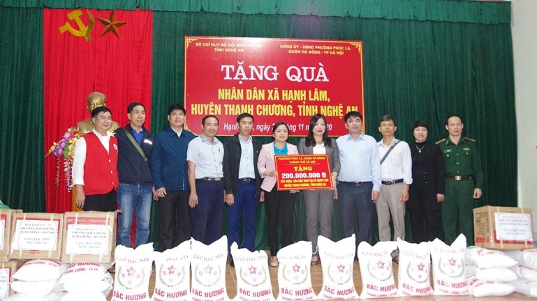 VND200 million (US$8,640) and one tonne of rice presented to people affected by flood in Hanh Lam commune, Thanh Chuong district, Nghe An province.