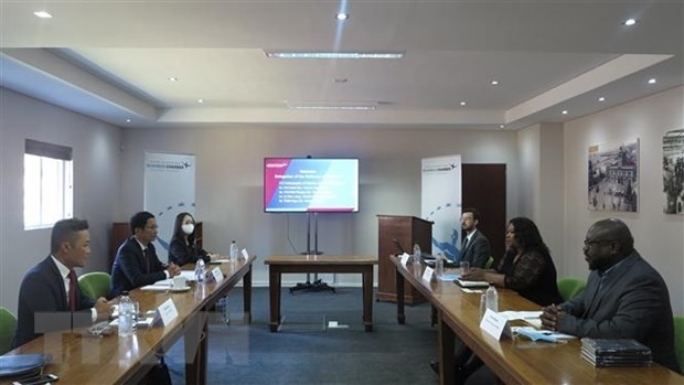 The Vietnamese Embassy in South Africa and the Nelson Mandela Bay Business Chamber discuss cooperation orientations. (Photo: VNA)