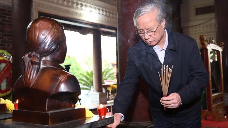 Politburo member Tran Quoc Vuong pays tribute to heroes at Truong Bon.