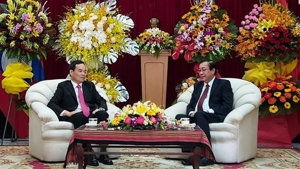 Standing Vice Secretary of the Ho Chi Minh City Party Committee Tran Luu Quang (L) offers greetings on the occasion of Laos' 45th National Day (Photo: VNA)