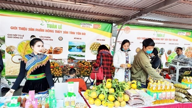 Visitors at the Week of Yen Bai's agricultural and aquatic products which opens on December 4 in Big C Thang Long in Hanoi (Photo: VNA)