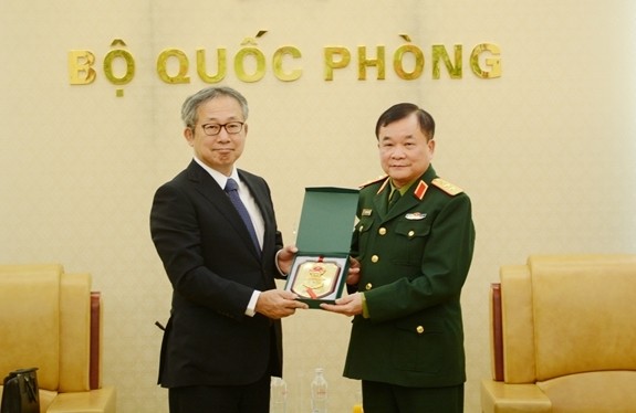 Deputy Minister of Defence Sen. Lt. Gen. Hoang Xuan Chien (R) presents a souvenir to Japanese Ambassador to Vietnam Yamada Takio. (Photo: qdnd.vn)