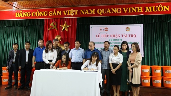 Representatives from UNFPA and Vietnam Farmers’ Union sign an agreement on granting dignity kits to female farmers in Quang Nam province, November 29, 2020. (Photo: UNFPA)
