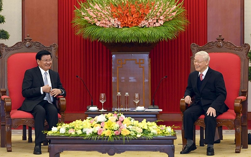General Secretary and President Nguyen Phu Trong (R) and Lao Prime Minister Thongloun Sisoulith (Photo: VNA)
