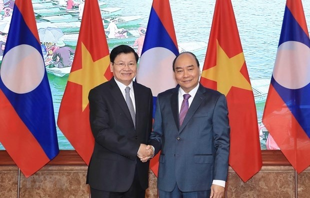 Vietnamese Prime Minister Nguyen Xuan Phuc (R) and Lao Prime Minister Thongloun Sisoulith (Photo: VNA)