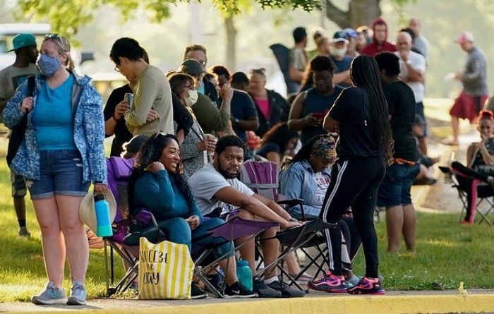 FILE PHOTO: Hundreds of people line up outside the Kentucky Career Center, over two hours prior to its opening, to find assistance with their unemployment claims, in Frankfort, Kentucky, US June 18, 2020. (Reuters)