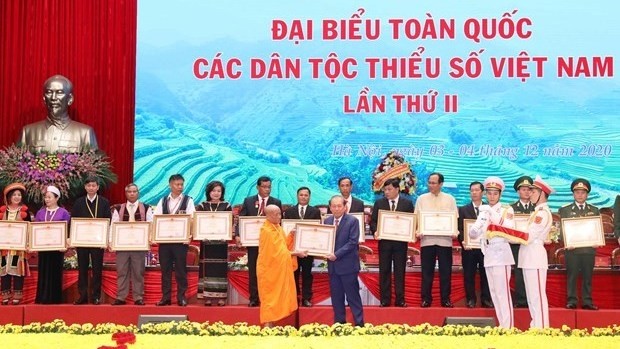Outstanding collectives and individuals receive the Party and State's honours at the second national congress of Vietnamese ethnic minority groups on December 4 (Photo: VNA)
