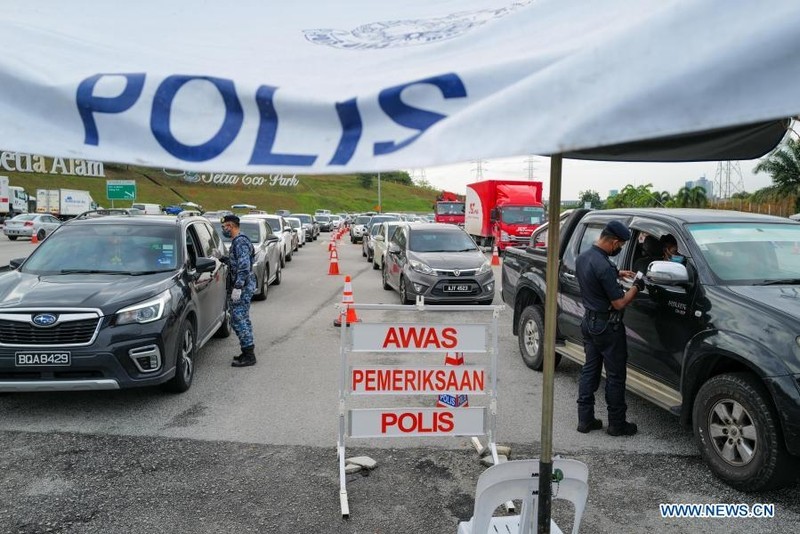 A police officer and a soldier check vehicles at a check point on a highway in Setia Alam of Selangor state, Malaysia, Dec. 5, 2020. The Malaysian government said Saturday that it will extend the movement control order in several areas till Dec. 20 in order to control the spread of COVID-19. On Saturday, Malaysia's Health Ministry reported 1,123 new confirmed COVID-19 cases, bringing the national total to 71,359. (Photo: Xinhua)