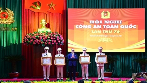 PM Nguyen Xuan Phuc presents Armed Forces honour Medals for four leaders of the Ministry of Public Securiry. (Photo: qdnd.vn)
