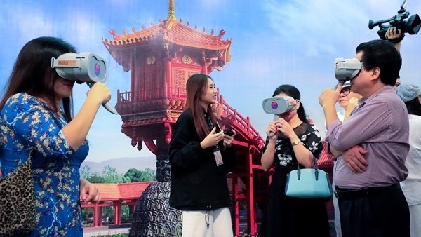 At the exhibition “Discovering the architectural heritage of the One Pillar – Dien Huu Pagoda from the Ly Dynasty through VR technology” (Photo: baovanhoa.vn)