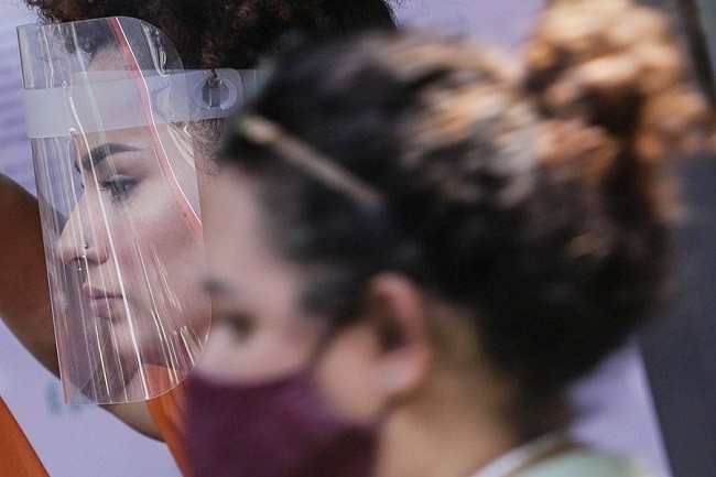 A woman wears face shield during the COVID-19 pandemic in Sao Paulo, Brazil on Nov. 8, 2020. (Photo: Xinhua)