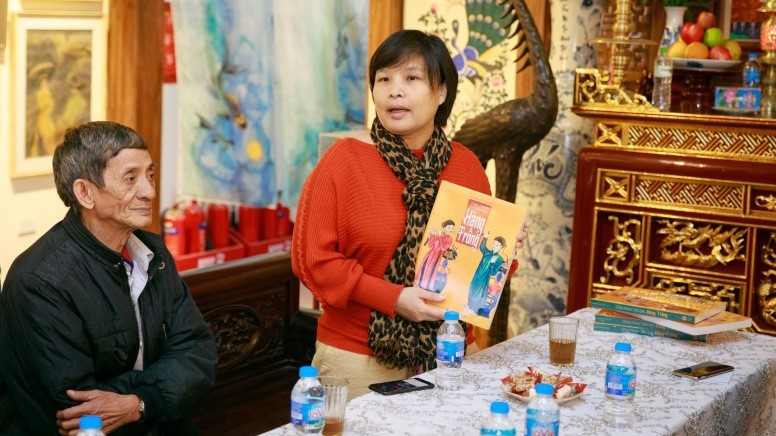Author Nguyen Thi Thu Hoa introduces her book at the ceremony 