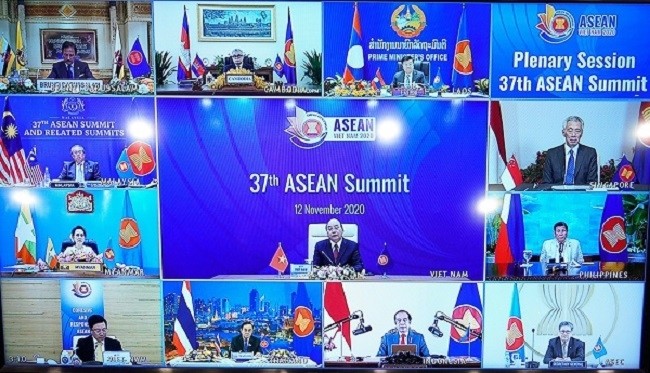PM Nguyen Xuan Phuc chairs the plenary session of the 37th ASEAN Summit via video conference (Photo: NDO/Duy Linh)